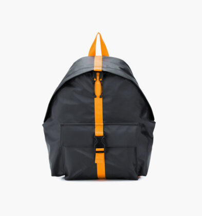 Backpack with contrasting buckle